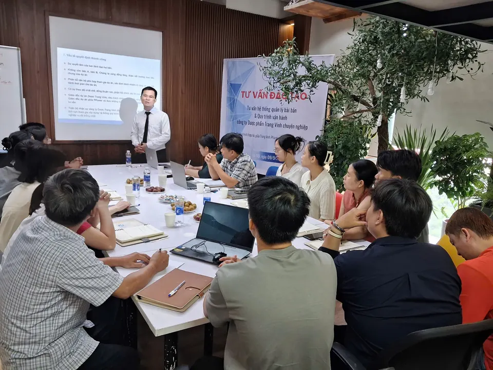 Chuyên gia Mai Trọng Nguyên chia sẻ kiến thức quản lý và tổ chức công việc với Ban lãnh đạo cùng cán bộ Trang Vinh.