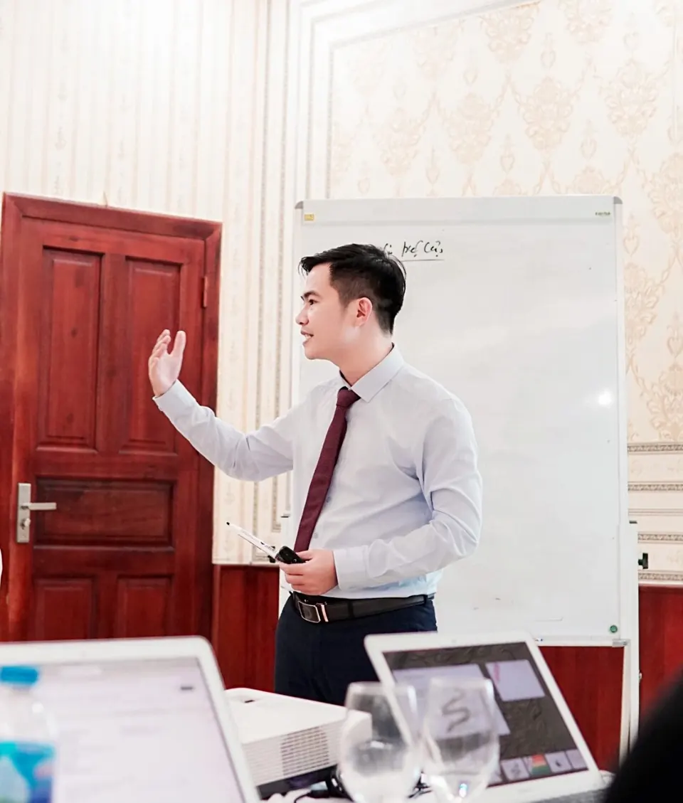 Chuyên gia Mai Trọng Nguyên tại buổi đào tạo và tư vấn cho đội ngũ Hòa Bình Group.