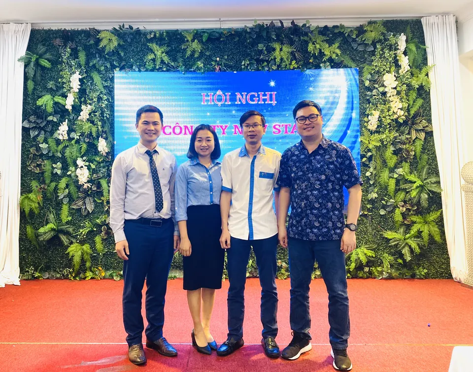 Chuyên gia Mai Trọng Nguyên cùng chuyên gia Trần Tiến Thịnh cùng Ban lãnh đạo công ty NEWSTAR