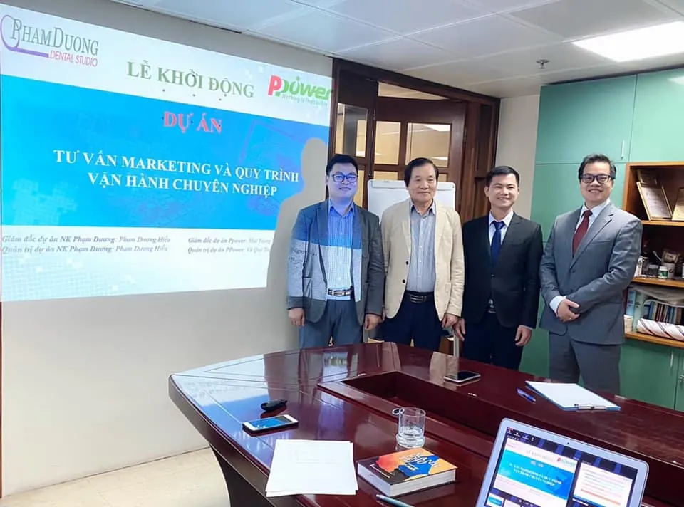Đội ngũ chuyên gia của PPower Group chụp ảnh cùng Ban lãnh đạo của Nha khoa Phạm Dương, PGS.TS Bác sĩ cao cấp Phạm Dương Châu – phó chủ tịch kiêm tổng thư ký Hội Răng Hàm Mặt Việt Nam