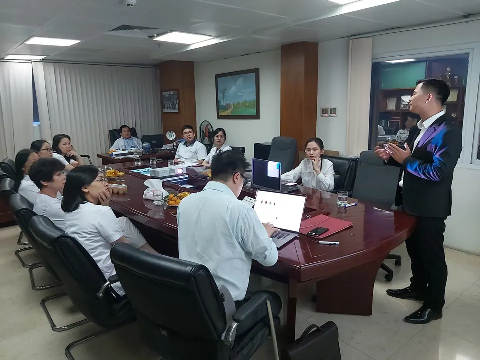 Không khí buổi đào tạo dự án của chuyên gia Mai Trọng Nguyên với cán bộ nhân sự Nha khoa Phạm Dương