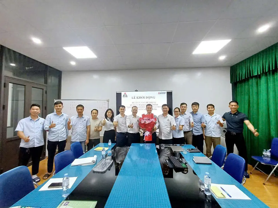 Tổng giám đốc PPower, chuyên gia Mai Trọng Nguyên cùng Ban lãnh đạo của Công ty Tam Long trong buổi lễ khởi động dự án tư vấn đào tạo